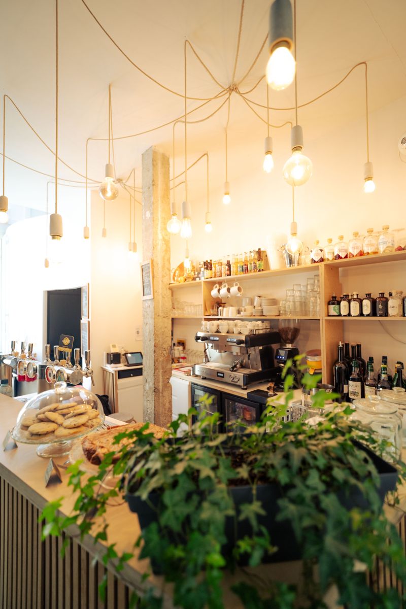 Le comptoir du Chat qui dort : machine à café, gourmandises et suspensions